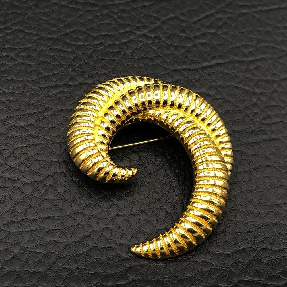 Monet Vintage Triple Curl Brooch Textured Gold Tone Swirl Swoosh Curved MCM Pin